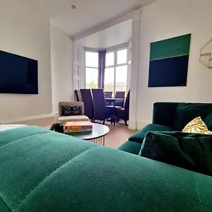 The Stray Adjacent, Interior-designed 2-bed Apartment- Luxury Harrogate